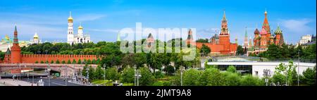 Panorama du Kremlin de Moscou et du parc Zaryadye, Russie. Cet endroit est célèbre attraction touristique de Moscou. Vue panoramique sur le centre-ville de Moscou en somme Banque D'Images