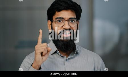 Gros plan portrait homme arabe pensif homme d'affaires main sur le menton concentré penser à la solution problème profondément dans les pensées excités jeunes lunettes Banque D'Images