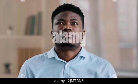 Portrait de bouleversé frustré africain américain homme mis les mains sur le front fatigué jeune homme d'affaires homme déçu perdre problème échec Banque D'Images