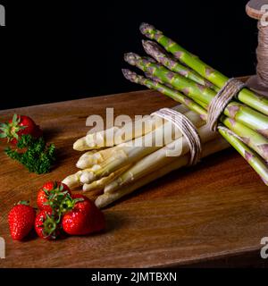 Asperges vertes et blanches sur la table Banque D'Images