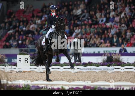 Herning, Danemark. 07th août 2022. Sport équestre : Championnat du monde, dressage, Grand Prix. Le dressage Charlotte Fry (Grande-Bretagne) manèges glamour. Credit: Friso Gentsch/dpa/Alay Live News Banque D'Images