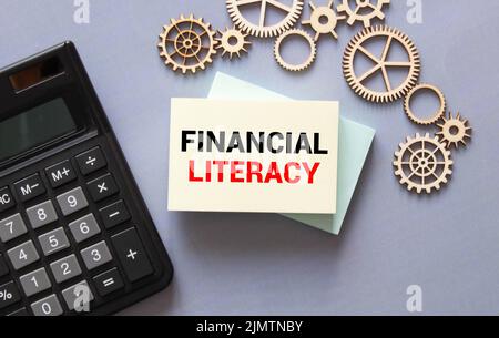 La littératie financière est écrite sur une feuille de bloc-notes. Concept d'éducation Banque D'Images