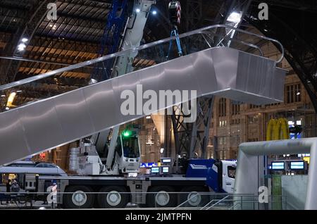 Leipzig, Allemagne. 07th août 2022. Deux grues sont utilisées pour creuser un escalator de 25 mètres de long de 15 tonnes à la gare centrale de Leipzig. A la mi-octobre, la Deutsche Bahn aura remplacé les escaliers mécaniques de l'atrium et investi environ deux millions d'euros dans le renouvellement. Les quatre escaliers mécaniques situés à l'accès aux plates-formes S-Bahn au tunnel de la ville seront remplacés. Les installations précédentes sont en service depuis décembre 2013 et sont très usées en raison de la fréquence élevée des voyageurs. Credit: Hendrik Schmidt/dpa/Alay Live News Banque D'Images