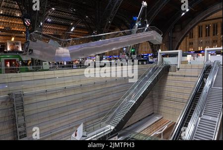 Leipzig, Allemagne. 07th août 2022. Deux grues sont utilisées pour creuser un escalator de 25 mètres de long de 15 tonnes à la gare centrale de Leipzig. A la mi-octobre, la Deutsche Bahn aura remplacé les escaliers mécaniques de l'atrium et investi environ deux millions d'euros dans le renouvellement. Les quatre escaliers mécaniques situés à l'accès aux plates-formes S-Bahn au tunnel de la ville seront remplacés. Les installations précédentes sont en service depuis décembre 2013 et sont très usées en raison de la fréquence élevée des voyageurs. Credit: Hendrik Schmidt/dpa/Alay Live News Banque D'Images