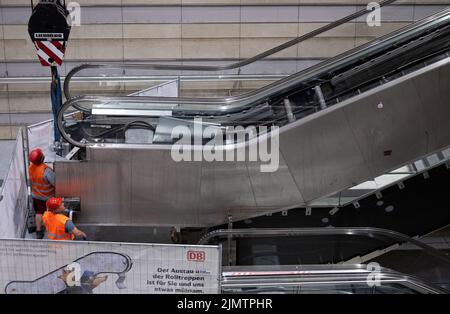 Leipzig, Allemagne. 07th août 2022. Deux grues sont utilisées pour creuser un escalator de 25 mètres de long de 15 tonnes à la gare centrale de Leipzig. A la mi-octobre, la Deutsche Bahn aura remplacé les escaliers mécaniques de l'atrium et investi environ deux millions d'euros dans le renouvellement. Les quatre escaliers mécaniques situés à l'accès aux plates-formes S-Bahn au tunnel de la ville seront remplacés. Les installations précédentes sont en service depuis décembre 2013 et sont très usées en raison de la fréquence élevée des voyageurs. Credit: Hendrik Schmidt/dpa/Alay Live News Banque D'Images