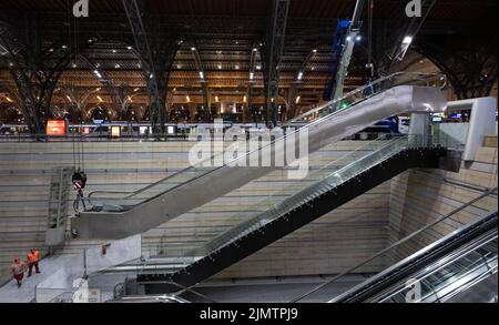 Leipzig, Allemagne. 07th août 2022. Deux grues sont utilisées pour creuser un escalator de 25 mètres de long de 15 tonnes à la gare centrale de Leipzig. A la mi-octobre, la Deutsche Bahn aura remplacé les escaliers mécaniques de l'atrium et investi environ deux millions d'euros dans le renouvellement. Les quatre escaliers mécaniques situés à l'accès aux plates-formes S-Bahn au tunnel de la ville seront remplacés. Les installations précédentes sont en service depuis décembre 2013 et sont très usées en raison de la fréquence élevée des voyageurs. Credit: Hendrik Schmidt/dpa/Alay Live News Banque D'Images