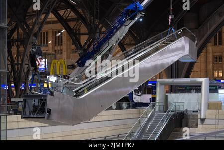 Leipzig, Allemagne. 07th août 2022. Deux grues sont utilisées pour creuser un escalator de 25 mètres de long de 15 tonnes à la gare centrale de Leipzig. A la mi-octobre, la Deutsche Bahn aura remplacé les escaliers mécaniques de l'atrium et investi environ deux millions d'euros dans le renouvellement. Les quatre escaliers mécaniques situés à l'accès aux plates-formes S-Bahn au tunnel de la ville seront remplacés. Les installations précédentes sont en service depuis décembre 2013 et sont très usées en raison de la fréquence élevée des voyageurs. Credit: Hendrik Schmidt/dpa/Alay Live News Banque D'Images