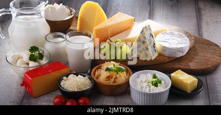 Une variété de produits laitiers, y compris le fromage Banque D'Images