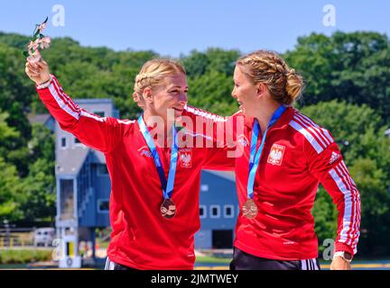 Dartmouth, Canada. 7 août 2022. Les médaillés d'or et championne du monde Karolina Naja et Anna Pulawska de Pologne reçoivent leur médaille dans l'épreuve K2 femmes 500m qu'ils ont remporté la course serrée sur l'Allemagne, la Belgique prenant le Bronze. Les Championnats du monde 2022 ICF Canoe Sprint et Paracanoe se déroulent sur le lac Banook à Dartmouth (Halifax). Credit: Meanderingemu/Alamy Live News Banque D'Images