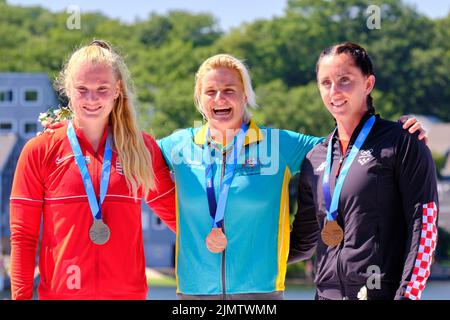 Dartmouth, Canada. 7 août 2022. Women K1 1000m World Championship Podium, Alyssa Bull d'Australie prend l'or, Eszter Rendessy, de Hongrie, prend l'argent et Anamaria Govorcinovic de Croatie prend le bronze. Les Championnats du monde 2022 ICF Canoe Sprint et Paracanoe se déroulent sur le lac Banook à Dartmouth (Halifax). Credit: Meanderingemu/Alamy Live News Banque D'Images