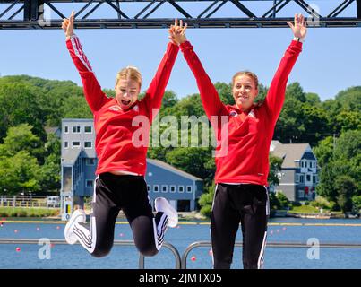 Dartmouth, Canada. 7 août 2022. Les médaillés d'or et championne du monde Karolina Naja et Anna Pulawska de Pologne reçoivent leur médaille dans l'épreuve K2 femmes 500m qu'ils ont remporté la course serrée sur l'Allemagne, la Belgique prenant le Bronze. Les Championnats du monde 2022 ICF Canoe Sprint et Paracanoe se déroulent sur le lac Banook à Dartmouth (Halifax). Credit: Meanderingemu/Alamy Live News Banque D'Images