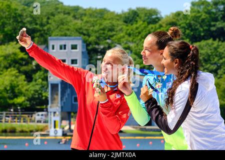 Dartmouth, Canada. 7 août 2022. Femmes Championnat du monde C2 500m Podium, Champion Liudmyla Luzan d'Ukraine prend son deuxième Or de l'événement, Sophia Jensen du Canada prend l'argent, et Maria Mailliard du Chili prend le Bronze. Les Championnats du monde 2022 ICF Canoe Sprint et Paracanoe se déroulent sur le lac Banook à Dartmouth (Halifax). Credit: Meanderingemu/Alamy Live News Banque D'Images