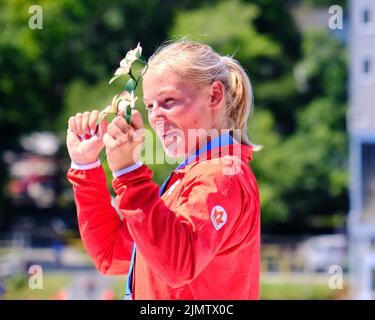 Dartmouth, Canada. 7 août 2022. La canadienne Sophia Jensen reçoit sa médaille d'argent dans la course féminine des Championnats du monde 500m C1 sous les acclamations de la foule à la maison. Les Championnats du monde 2022 ICF Canoe Sprint et Paracanoe se déroulent sur le lac Banook à Dartmouth (Halifax). Credit: Meanderingemu/Alamy Live News Banque D'Images