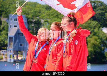 Dartmouth, Canada. 7 août 2022. Les médaillées d’or et championnes du monde Sophia Jensen, Sloan Mackenzie, Katie Vincent et Julia Osende, du Canada, célèbrent leur médaille au 500m féminin C4 qu’elles ont remporté devant une foule bruyante. Les Championnats du monde ICF de sprint et de paracanoe 2022 se déroulent sur le lac Banook à Dartmouth (Halifax). Crédit : meanderingemu/Alamy Live News Banque D'Images