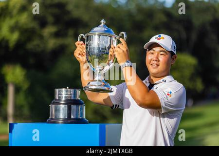 Greensboro, Caroline du Nord, États-Unis. 7 août 2022 : Joohyung Kim pose avec le trophée Sam Snead après avoir remporté le championnat 2022 Wyndham au Sedgefield Country Club à Greensboro, en Caroline du Nord. Scott Kinser/CSM Credit: CAL Sport Media/Alay Live News Banque D'Images