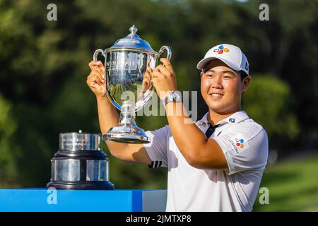 Greensboro, Caroline du Nord, États-Unis. 7 août 2022 : Joohyung Kim pose avec le trophée Sam Snead après avoir remporté le championnat 2022 Wyndham au Sedgefield Country Club à Greensboro, en Caroline du Nord. Scott Kinser/CSM Credit: CAL Sport Media/Alay Live News Banque D'Images