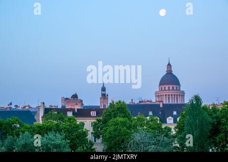 Lune du matin sur les toits de Paris Banque D'Images