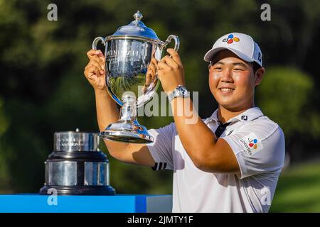 Greensboro, Caroline du Nord, États-Unis. 7 août 2022 : Joohyung Kim pose avec le trophée Sam Snead après avoir remporté le championnat 2022 Wyndham au Sedgefield Country Club à Greensboro, en Caroline du Nord. Scott Kinser/CSM Credit: CAL Sport Media/Alay Live News Banque D'Images