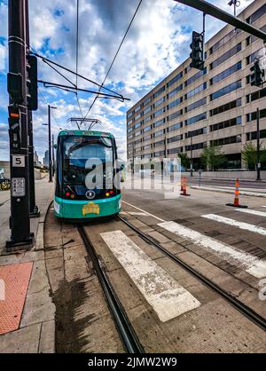 KANSAS CITY, ÉTATS-UNIS - 24 AVRIL 2022 : un tramway KC devant Union Station à Kansas City, Missouri Banque D'Images