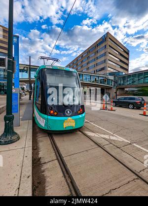 KANSAS CITY, ÉTATS-UNIS - 24 AVRIL 2022 : un tramway KC devant Union Station à Kansas City, Missouri Banque D'Images