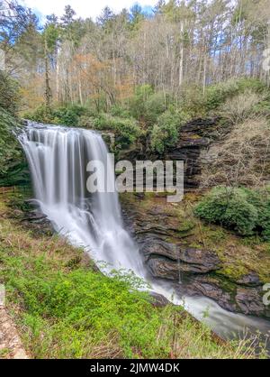 Une cascade pittoresque au bord de la route qui passe au-dessus de la falaise jusqu'aux rochers et aux rochers en dessous où vous ne pouvez plus vous y rendre, mais vous pouvez le faire Banque D'Images