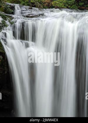 Une cascade pittoresque au bord de la route qui passe au-dessus de la falaise jusqu'aux rochers et aux rochers en dessous où vous ne pouvez plus vous y rendre, mais vous pouvez le faire Banque D'Images