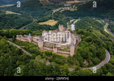 Vue sur les drones du château historique de Bourscheid datant de 11th ans, dans le nord du Luxembourg Banque D'Images