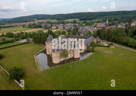 Vue aérienne du château historique de Lavaux-Sainte-Anne dans le sud de la Belgique Banque D'Images