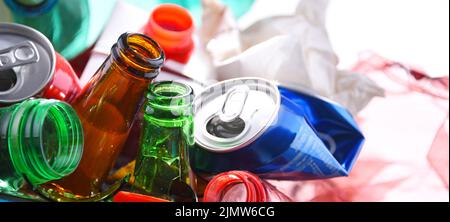 Recyclables constitués de verre, plastique, métal et papier Banque D'Images
