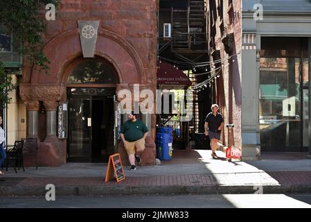 Trottoir devant la growlers Tavern sur Front Street dans le quartier commerçant du centre-ville historique de Wilmington, en Caroline du Nord. Banque D'Images