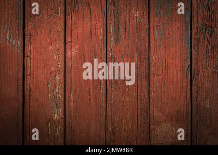 Anciennes planches en bois naturellement altérées avec fond de peinture rouge craquelé Banque D'Images