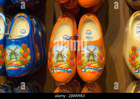 De nombreuses chaussures ou sabots traditionnels hollandais en bois à vendre dans la boutique de souvenirs en Hollande Banque D'Images