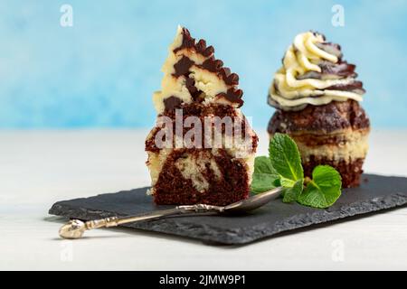Délicieux petits gâteaux faits maison au chocolat et à la vanille. Banque D'Images