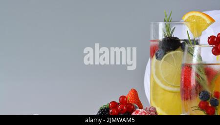 Boisson d'été avec baies sur fond gris dans un format horizontal Banque D'Images