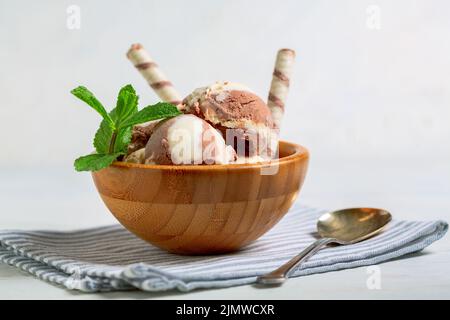 Glace au chocolat à la vanille maison. Banque D'Images