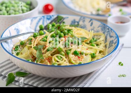 Spaghetti aux courgettes et petits pois verts. Banque D'Images