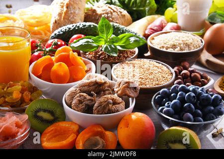 La composition avec un assortiment de produits alimentaires biologiques sur table de cuisine en bois. Banque D'Images