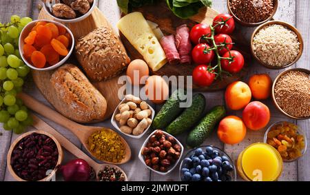 La composition avec un assortiment de produits alimentaires biologiques sur table de cuisine en bois. Banque D'Images