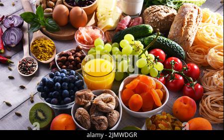 La composition avec un assortiment de produits alimentaires biologiques sur table de cuisine en bois. Banque D'Images