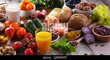 La composition avec un assortiment de produits alimentaires biologiques sur table de cuisine en bois. Banque D'Images