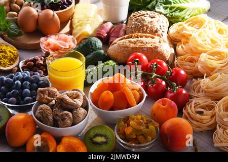 La composition avec un assortiment de produits alimentaires biologiques sur table de cuisine en bois. Banque D'Images