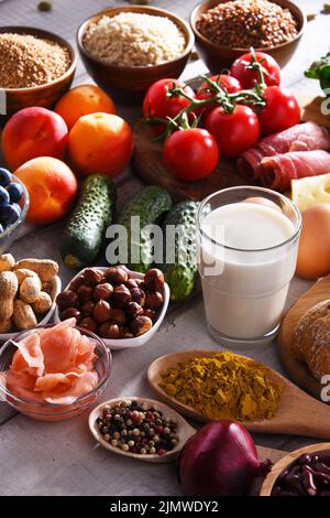 La composition avec un assortiment de produits alimentaires biologiques sur table de cuisine en bois. Banque D'Images