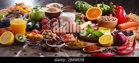 La composition avec un assortiment de produits alimentaires biologiques sur table de cuisine en bois. Banque D'Images