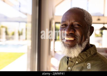 Portrait en gros plan d'un homme senior afro-américain souriant dans une maison de retraite Banque D'Images