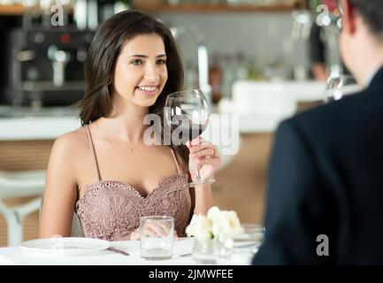 Je pense qu'il pourrait être le seul. Un jeune couple heureux qui profite d'une date romantique dans un restaurant. Banque D'Images