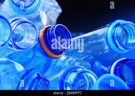 Composition avec bouteilles d'eau minérale vides. Déchets plastiques Banque D'Images