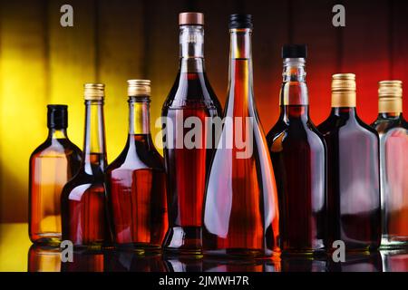 Composition avec des bouteilles de boissons alcoolisées. Banque D'Images