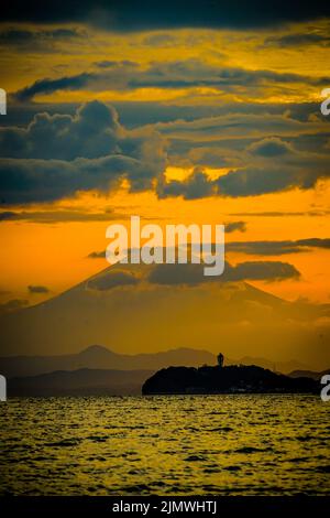 Mont Fuji et Enoshima et silhouette de yacht (côte de Zushi) Banque D'Images