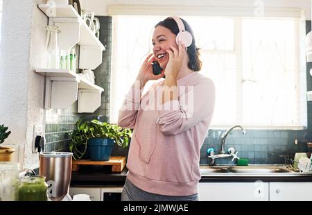 La musique me fait toujours la journée. Une jeune femme écoute de la musique avec son casque. Banque D'Images
