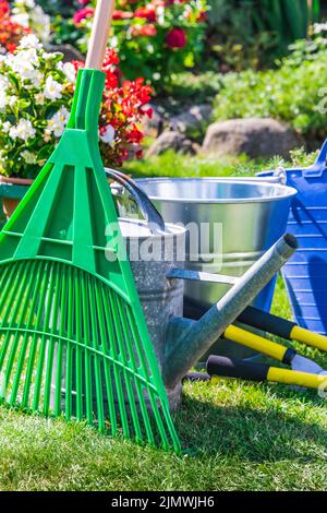 Outils de jardinage sur l'herbe dans le jardin. Banque D'Images